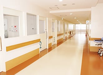 廊下・共用スペース。明るく清潔な通路で、黄色い手すりと広々とした空間が特徴。